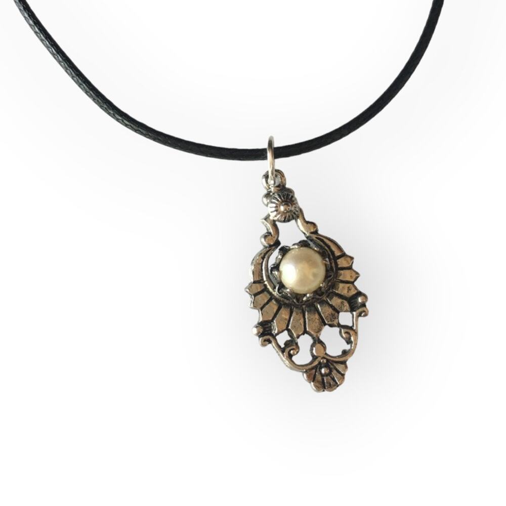 Antique style silver tone faux pearl pendant necklace